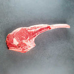 Tomahawk Steak von TAURBULL, Black Angus, roh, beeindruckende Draufsicht auf das Premiumfleisch.