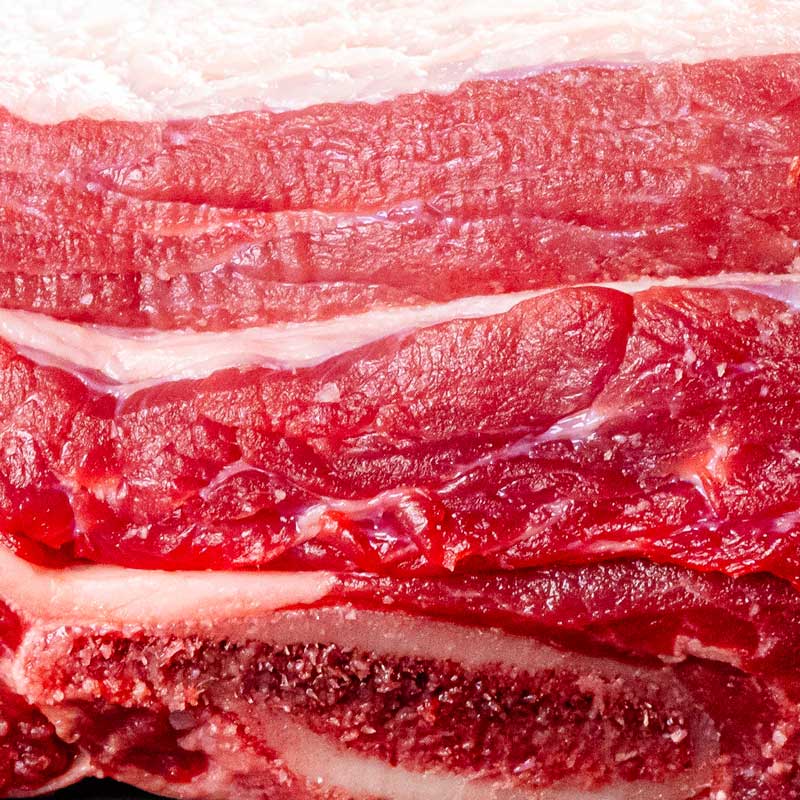 Nahaufnahme Premium Beef Ribs von TAURBULL, Black Angus, roh, aus nachhaltiger Mutterkuhaufzucht, intensiver Geschmack