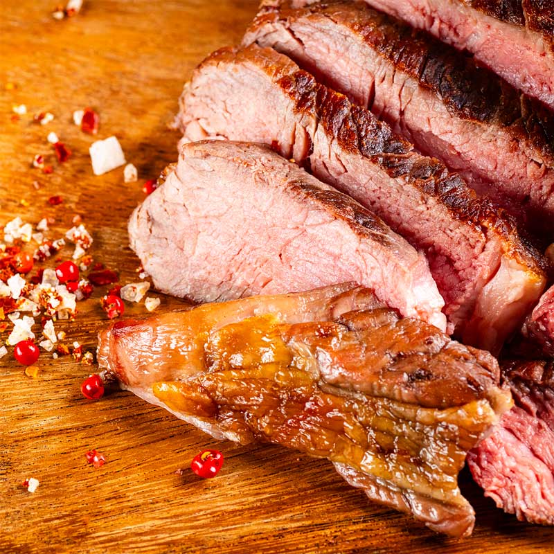 Perfekt gegrilltes Cowboysteak von TAURBULL, Premium Black Angus Beef, zart mit rosa Kern und mit aromatischer Kruste und röstaromen.