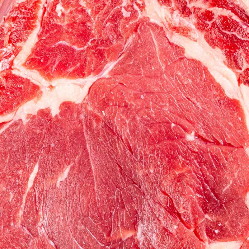 Nahaufnahme Premium Black Angus Cowboysteak von TAURBULL, roh, ideal für Grillfans, am Knochen, BoneIn