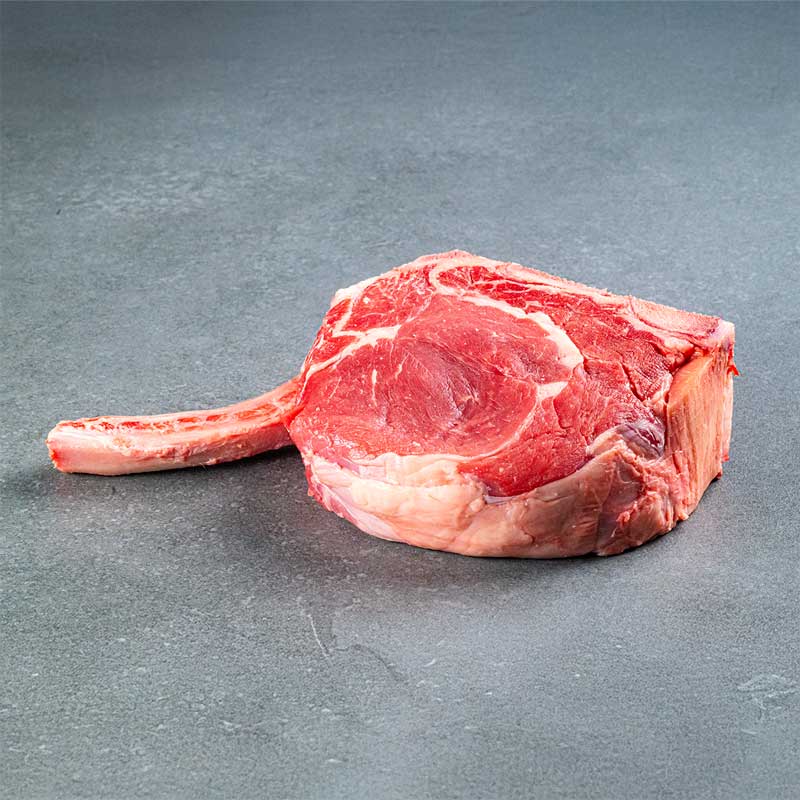 Cowboysteak von TAURBULL, Black Angus, roh, perfekt aus der Vogelperspektive eingefangen.