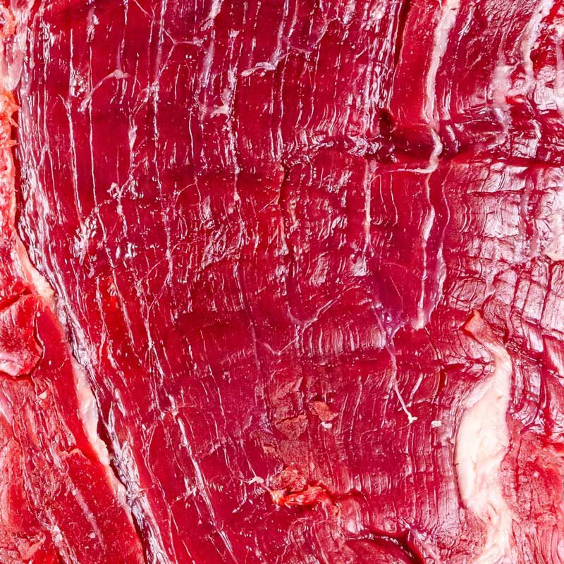Black Angus Flank Steak von TAURBULL, Nahaufnahme zeigt die einzigartige Maserung des Flanksteaks (Bauchlappen).