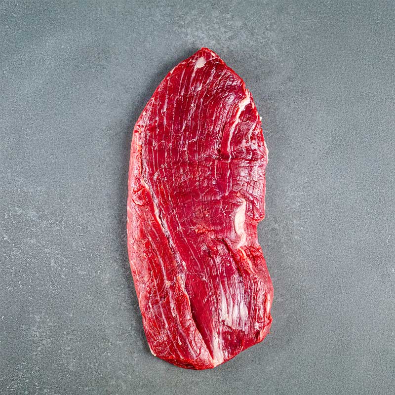 Flank Steak (Bauchlappen) von TAURBULL Premium Black Angus Steaks, roh, Draufsicht zeigt die einzigartige Maserung der Muskelfasern, perfekte Qualität