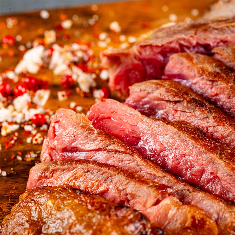 Nahaufnahme gegrilltes Premium Black Angus T-Bone Steak von TAURBULL, saftig, rose und zart.