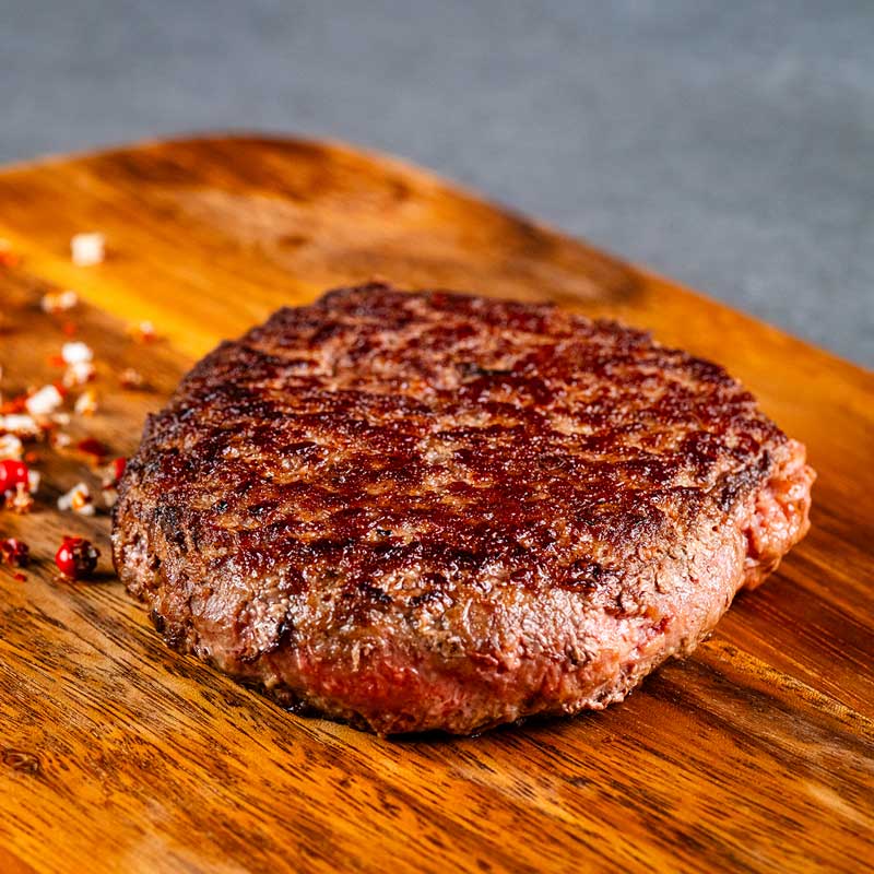 Saftig gegrillte Burger Patties von TAURBULL, Premium Black Angus Beef, ideal für den perfekten Burger.